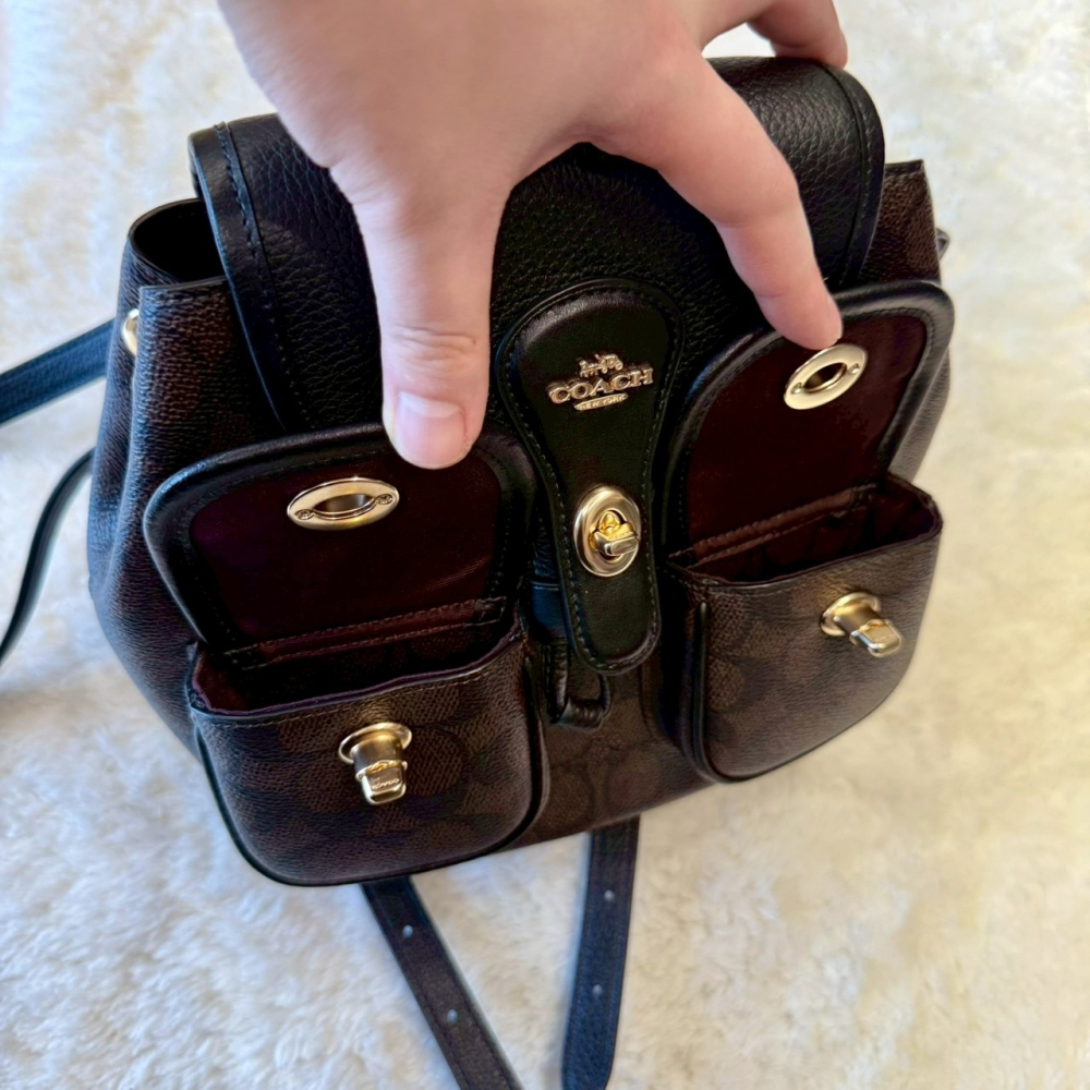 【蔻馳｜全新】現貨 COACH 包包 後背包 金標 咖色滿版 小號 雙肩包 送禮推薦｜Little Bee 小蜜蜂精品-細節圖3