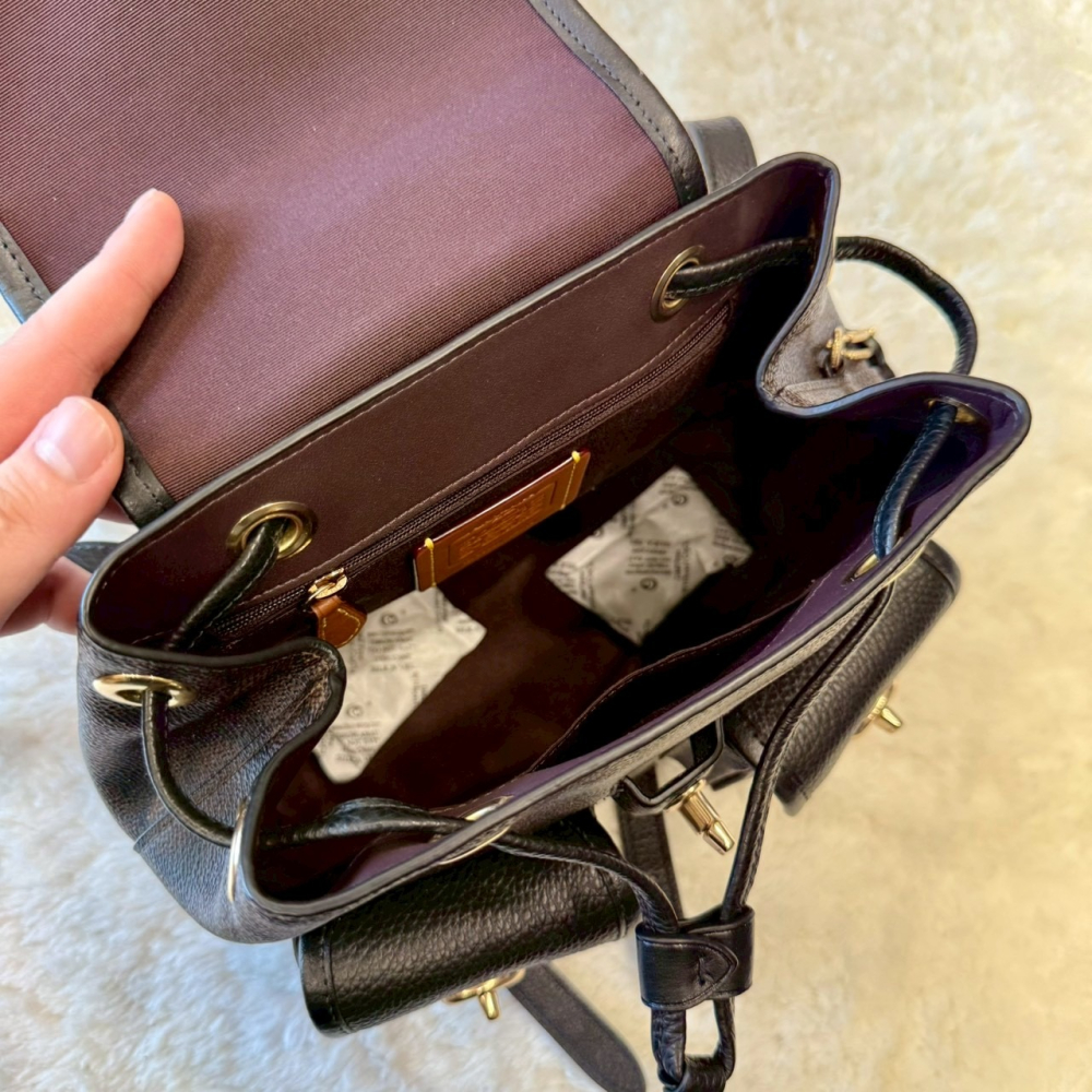 【蔻馳｜全新】現貨 COACH 包包 後背包 金標 咖色滿版 小號 雙肩包 送禮推薦｜Little Bee 小蜜蜂精品-細節圖4