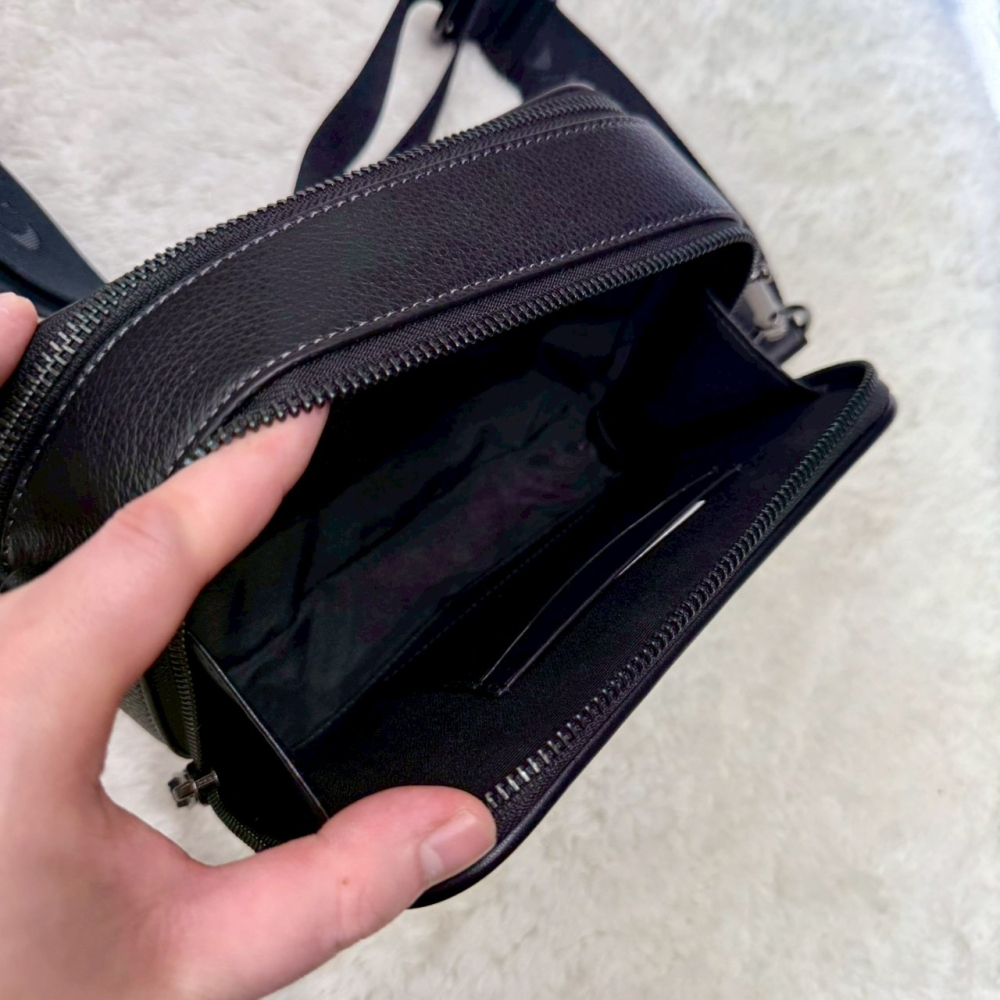 【蔻馳｜全新】現貨 COACH 包包 相機包 男款 小標 雙拉鍊 側背包 斜背包｜Little Bee 小蜜蜂精品-細節圖3