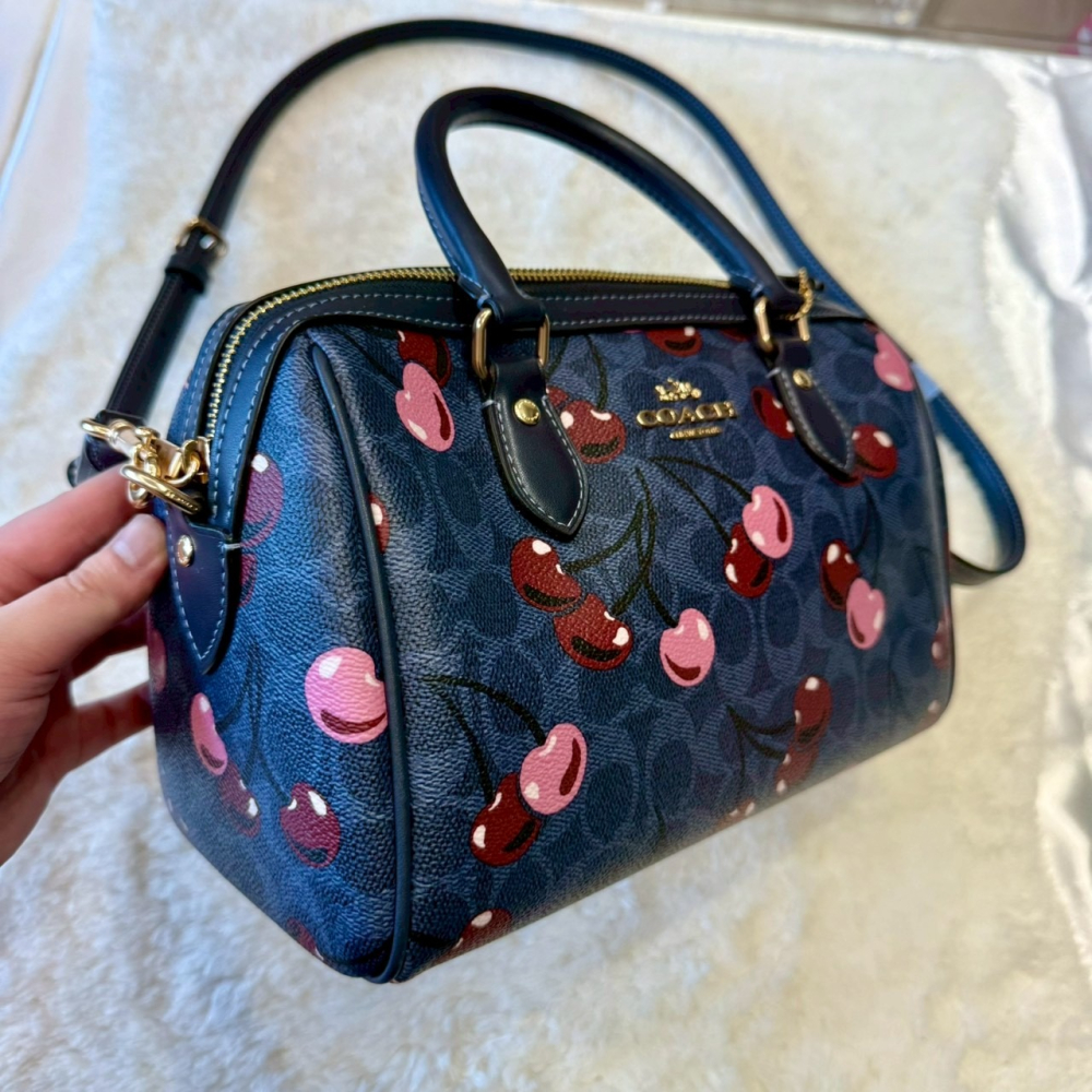 【蔻馳｜全新】現貨 COACH 包包 波士頓包 金標 大號 滿版櫻桃 兩用包 斜背包｜Little Bee 小蜜蜂精品-細節圖2