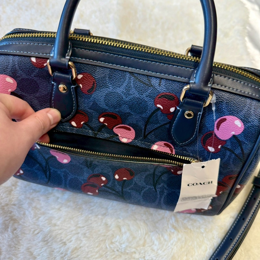 【蔻馳｜全新】現貨 COACH 包包 波士頓包 金標 大號 滿版櫻桃 兩用包 斜背包｜Little Bee 小蜜蜂精品-細節圖3