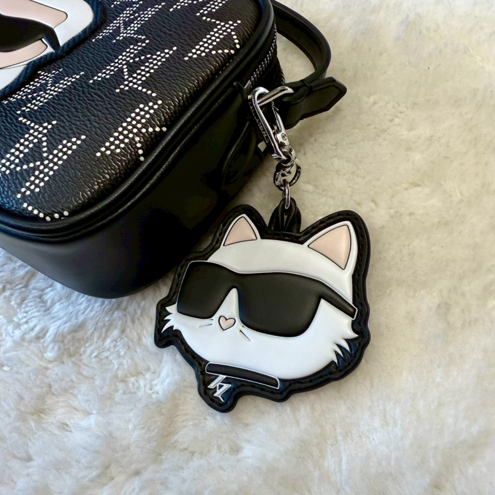 【卡爾｜全新】現貨 KARL LAGERFELD 包包 斜背包 雙層 滿版 小貓吊飾｜Little Bee 小蜜蜂精品-細節圖2