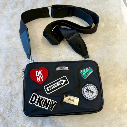 【DKNY|全新】現貨 包包 掀蓋包 滿版 補丁 尼龍款 雙拉鍊 側背包 斜背包|Little Bee 小蜜蜂精品 - Little bee小 ...