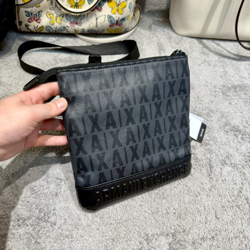 【AX｜全新】現貨 ARMANI EXCHANGE 包包 斜背包 男款 滿版 側背包｜Little Bee 小蜜蜂精品-細節圖2