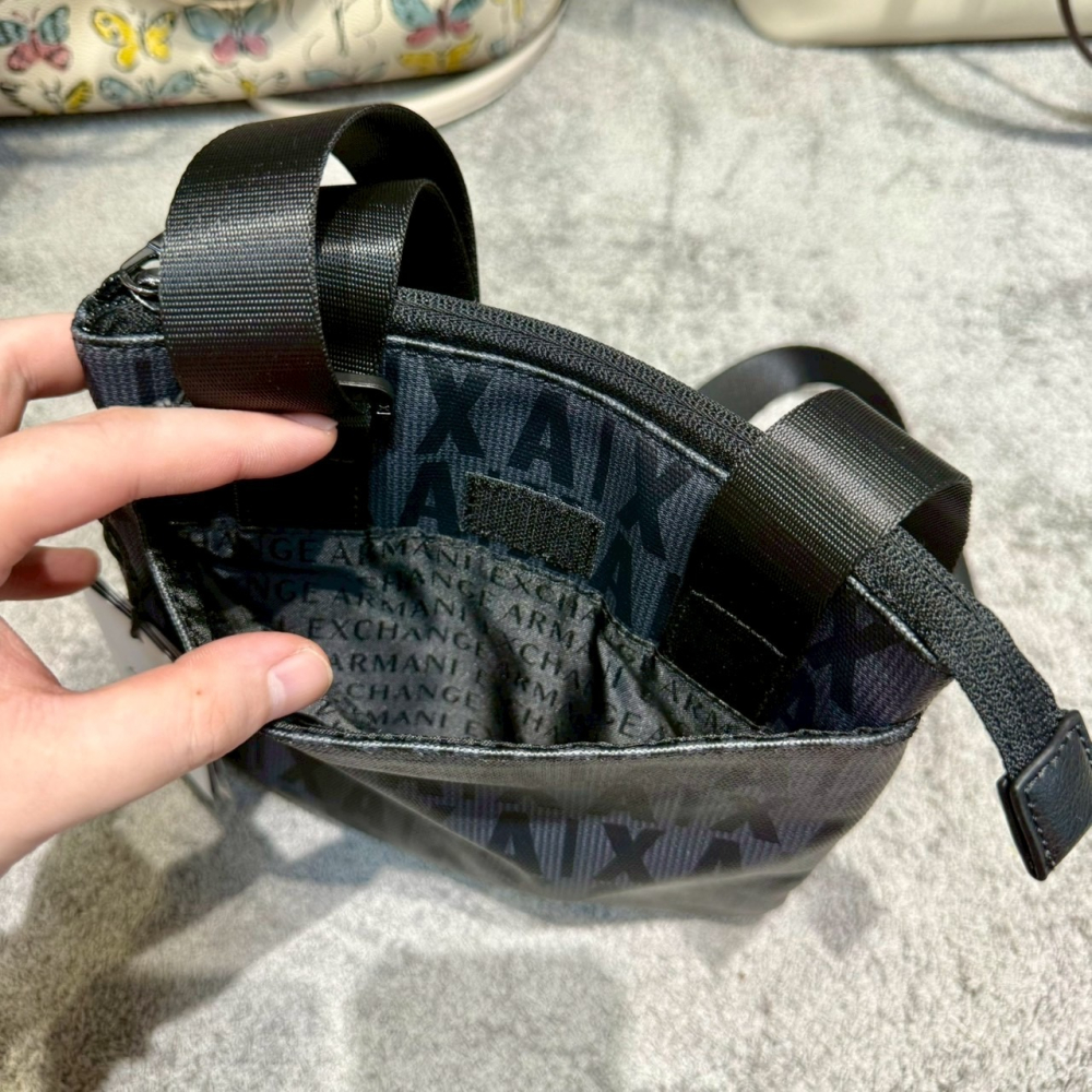 【AX｜全新】現貨 ARMANI EXCHANGE 包包 斜背包 男款 滿版 側背包｜Little Bee 小蜜蜂精品-細節圖3
