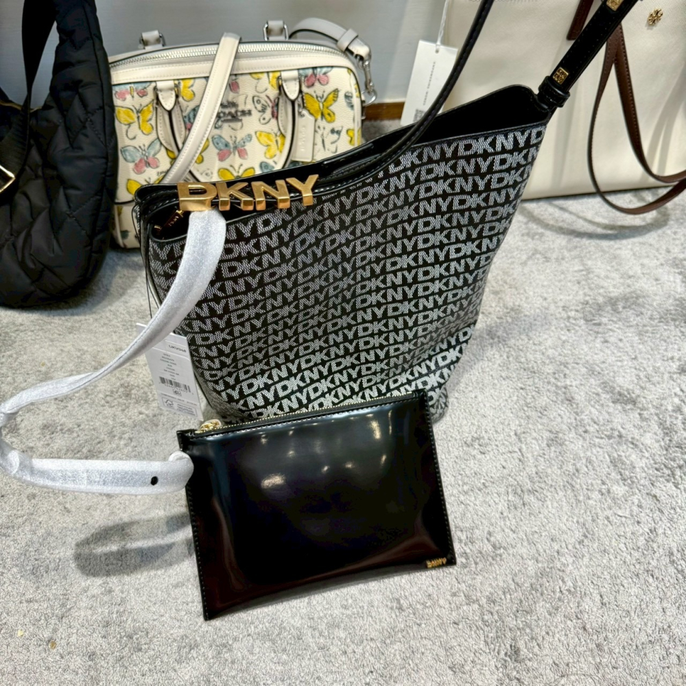 【DKNY｜全新】現貨 包包 水桶包 二合一 大號 滿版 手拿包 子母包 肩背包｜Little Bee 小蜜蜂精品-細節圖2