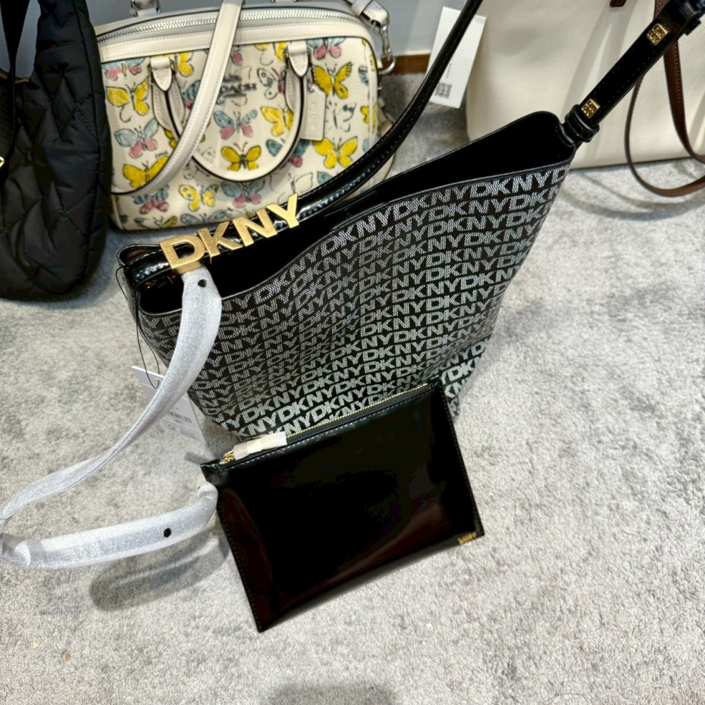 【DKNY｜全新】現貨 包包 水桶包 二合一 大號 滿版 手拿包 子母包 肩背包｜Little Bee 小蜜蜂精品-細節圖3