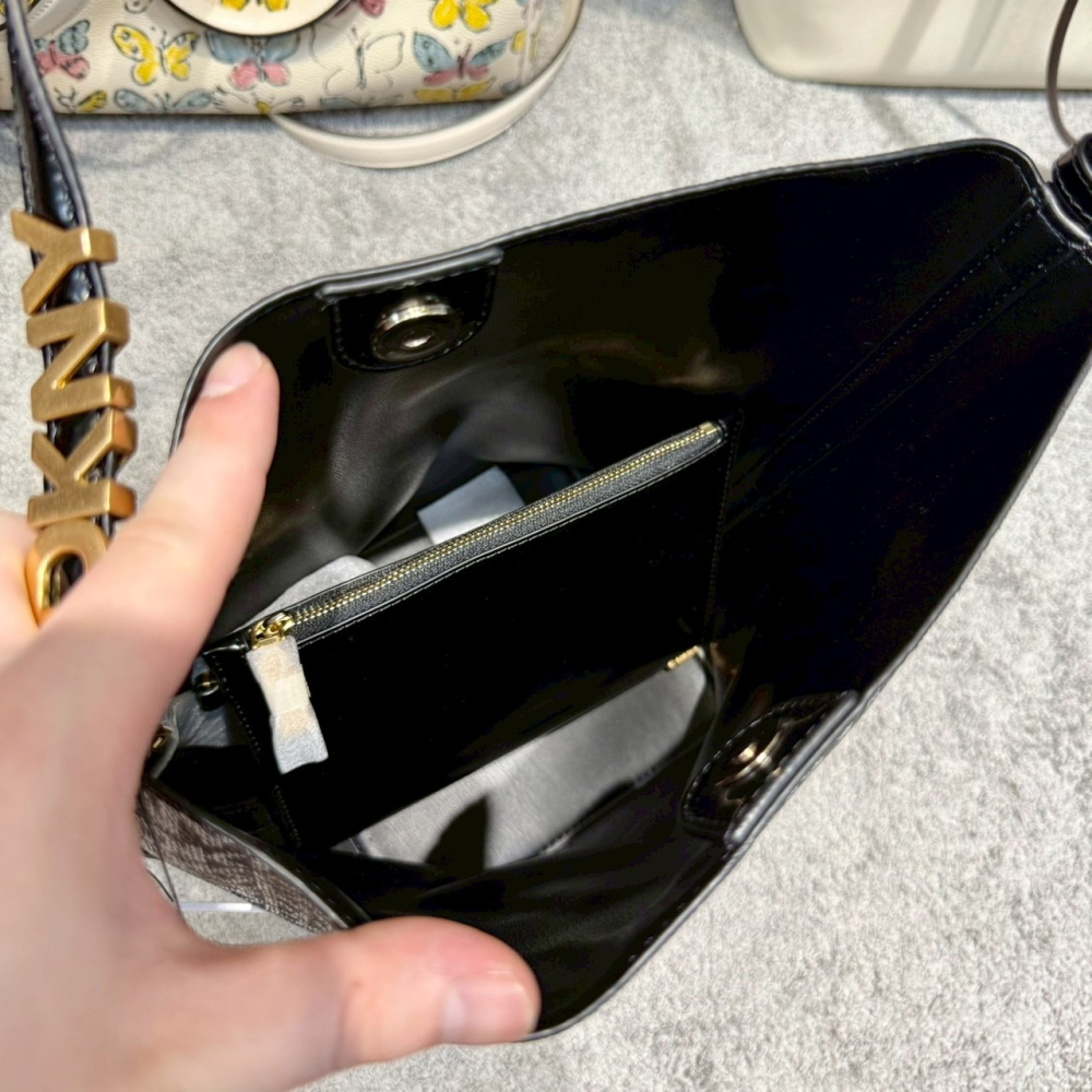 【DKNY｜全新】現貨 包包 水桶包 二合一 大號 滿版 手拿包 子母包 肩背包｜Little Bee 小蜜蜂精品-細節圖4