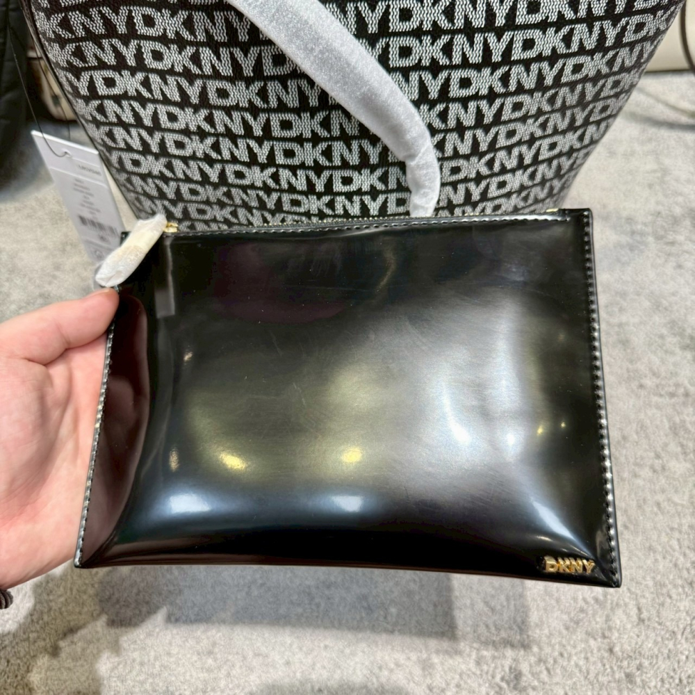 【DKNY｜全新】現貨 包包 水桶包 二合一 大號 滿版 手拿包 子母包 肩背包｜Little Bee 小蜜蜂精品-細節圖5