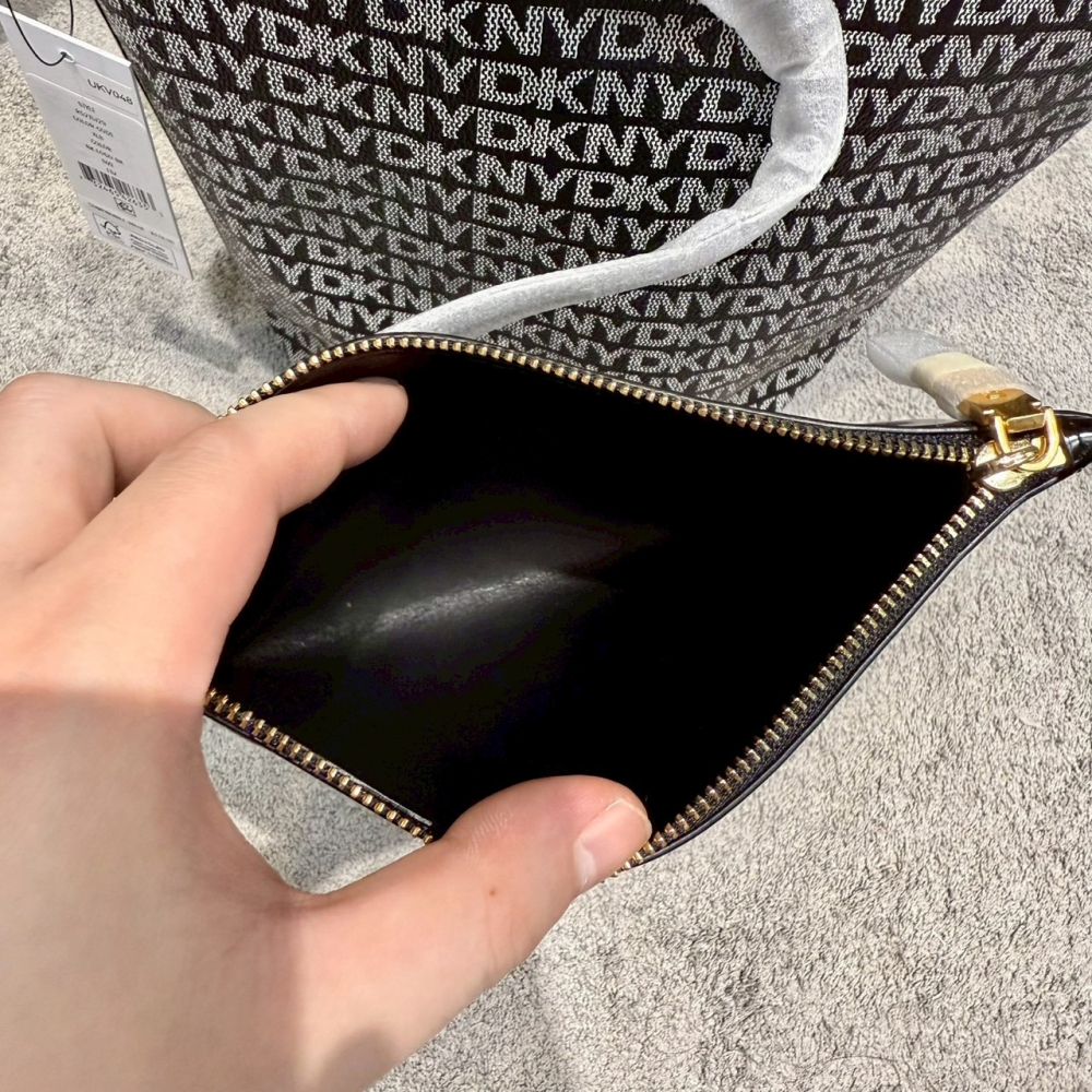 【DKNY｜全新】現貨 包包 水桶包 二合一 大號 滿版 手拿包 子母包 肩背包｜Little Bee 小蜜蜂精品-細節圖6