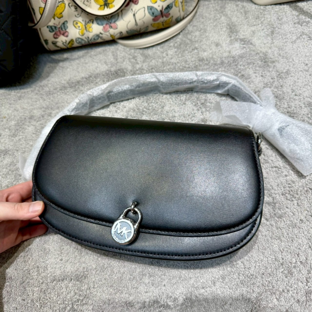 【MK｜全新】現貨 MICHAEL KORS 包包 馬鞍包 鎖頭款 掀蓋包 斜背包｜Little Bee 小蜜蜂精品-細節圖2