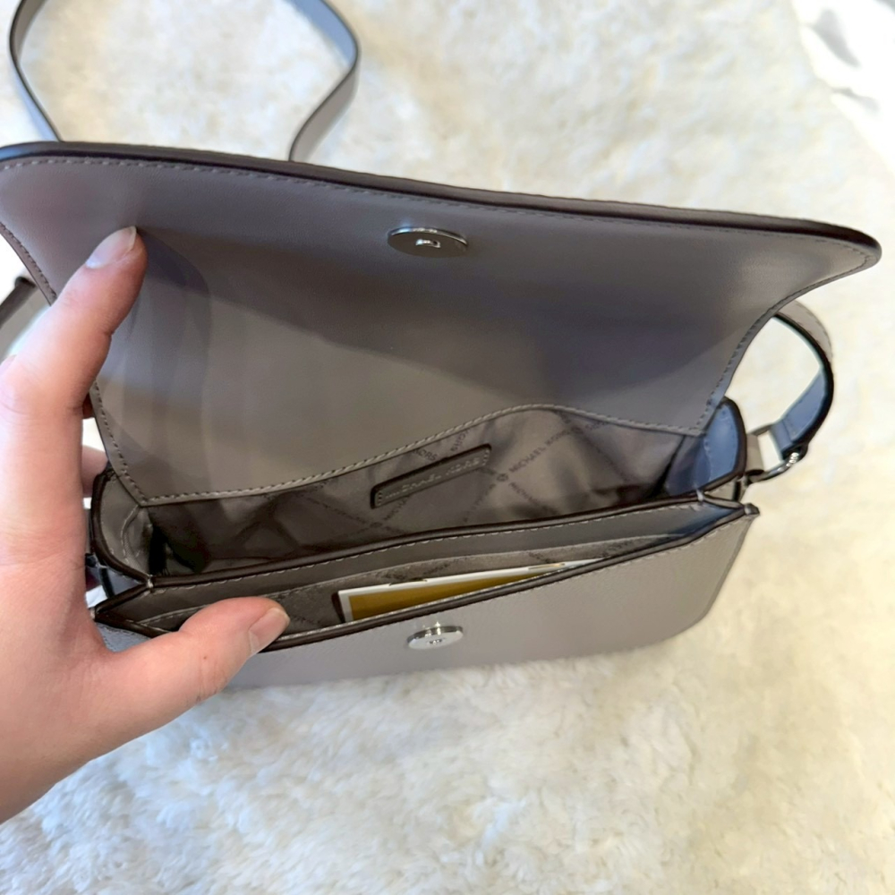 【MK｜全新】現貨 MICHAEL KORS 包包 專櫃款 水泥灰 掀蓋包 斜背包｜Little Bee 小蜜蜂精品-細節圖2