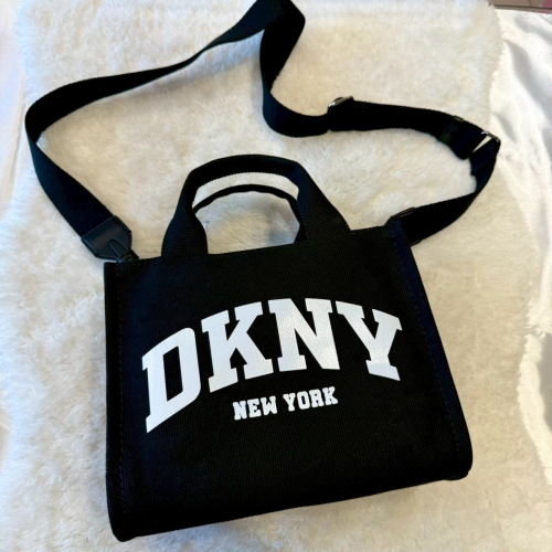 【DKNY|全新】現貨 紙袋包 帆布 燙印 小號 手提包 刺繡 兩用包 斜背包|Little Bee 小蜜蜂精品 - Little bee小 ...