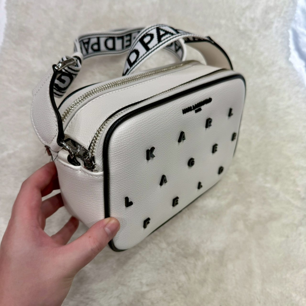 【卡爾｜全新】現貨 KARL LAGERFELD 包包 相機包 滿版 鐵標文字 斜背包｜Little Bee 小蜜蜂精品-細節圖2