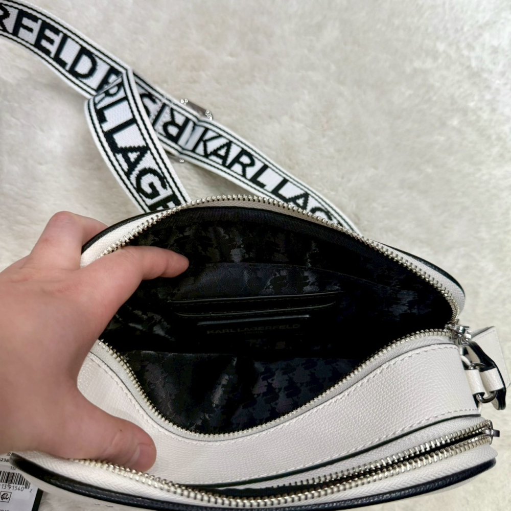 【卡爾｜全新】現貨 KARL LAGERFELD 包包 相機包 滿版 鐵標文字 斜背包｜Little Bee 小蜜蜂精品-細節圖5