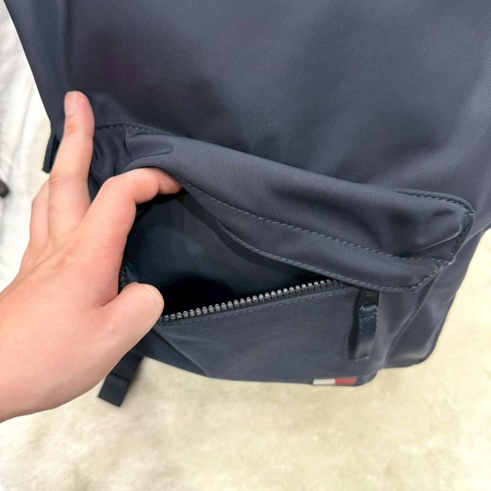 【湯米｜全新】現貨 TOMMY 包包 後背包 男款 尼龍 橡膠小標 雙肩包｜Little Bee 小蜜蜂精品-細節圖2