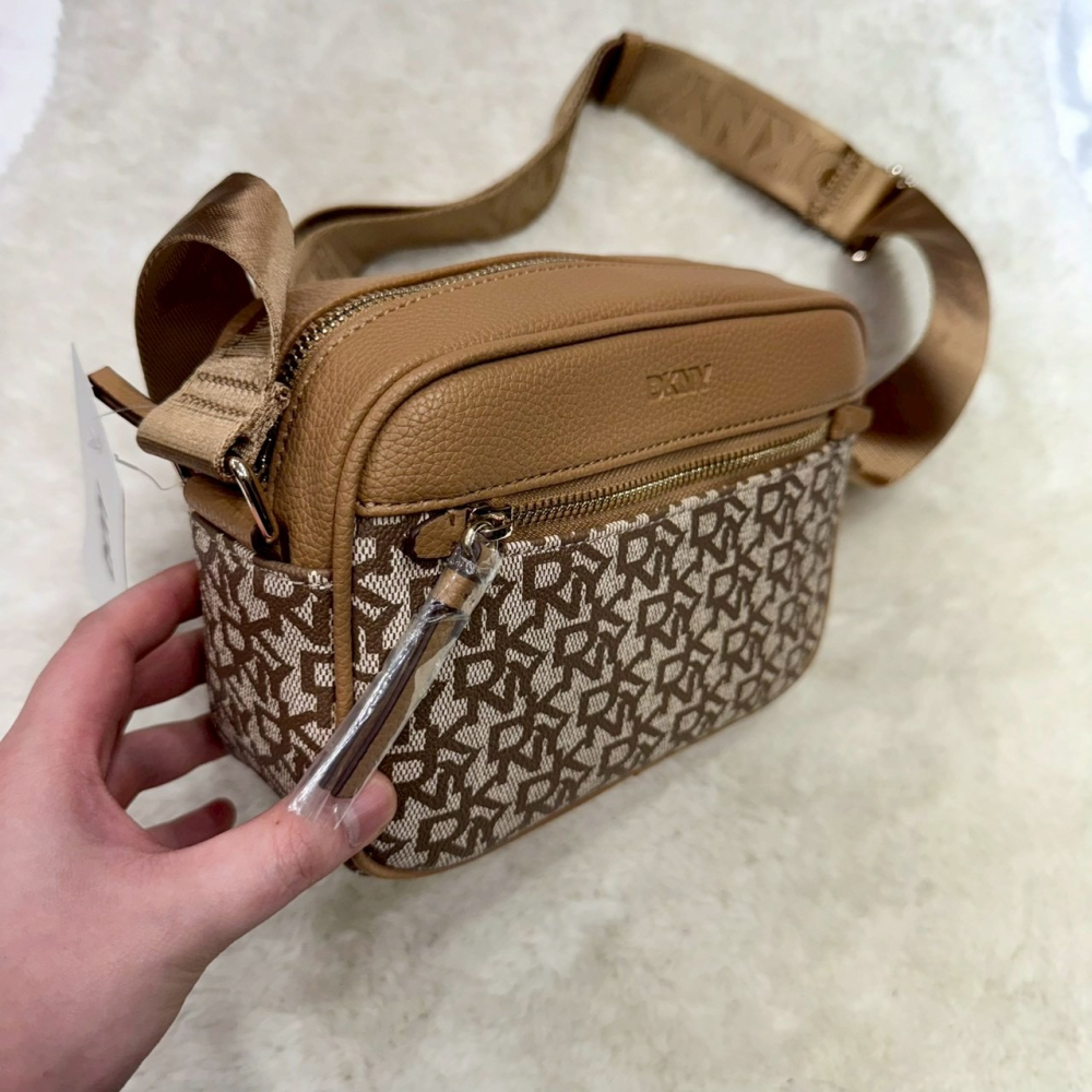 【DKNY｜全新】現貨 包包 相機包 滿版 拼色 荔枝紋 寬背帶 斜背包｜Little Bee 小蜜蜂精品-細節圖2