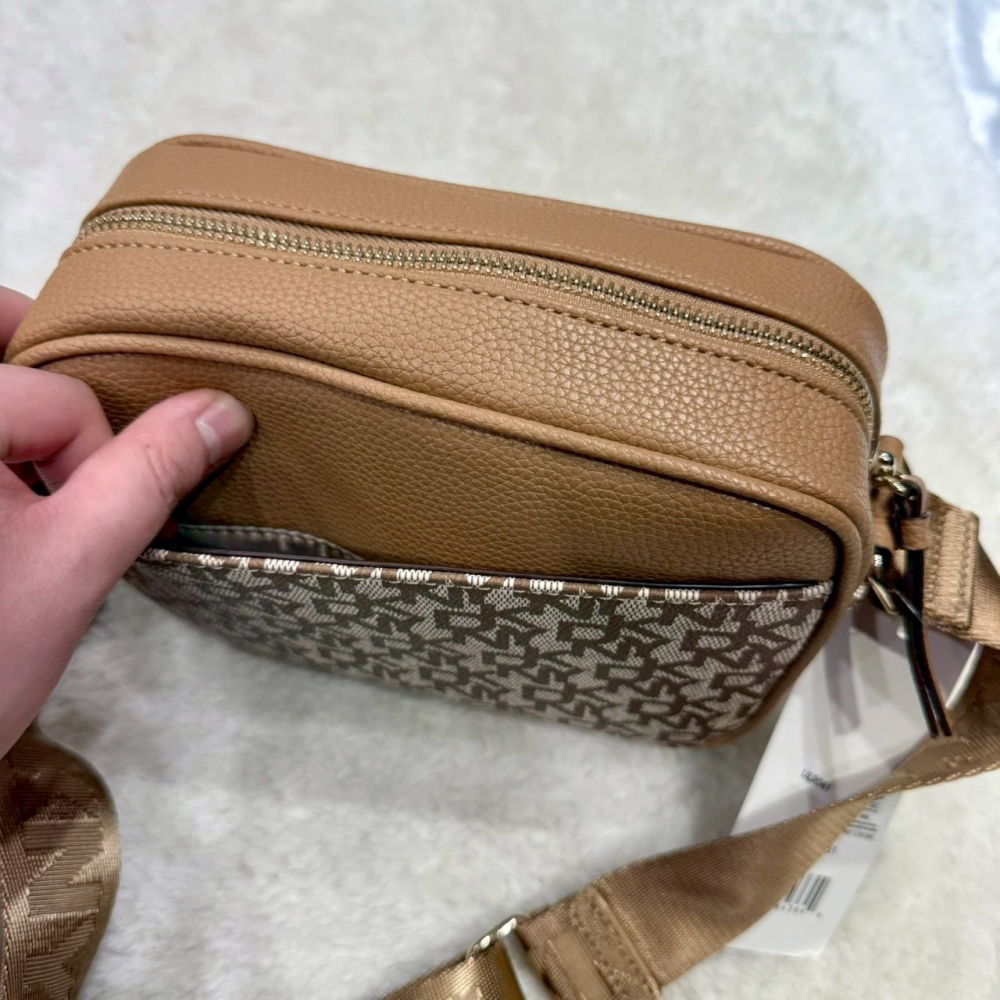 【DKNY｜全新】現貨 包包 相機包 滿版 拼色 荔枝紋 寬背帶 斜背包｜Little Bee 小蜜蜂精品-細節圖3