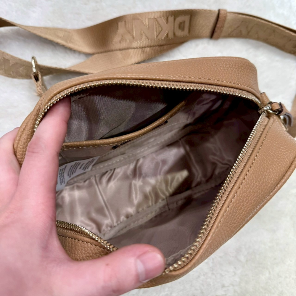 【DKNY｜全新】現貨 包包 相機包 滿版 拼色 荔枝紋 寬背帶 斜背包｜Little Bee 小蜜蜂精品-細節圖4