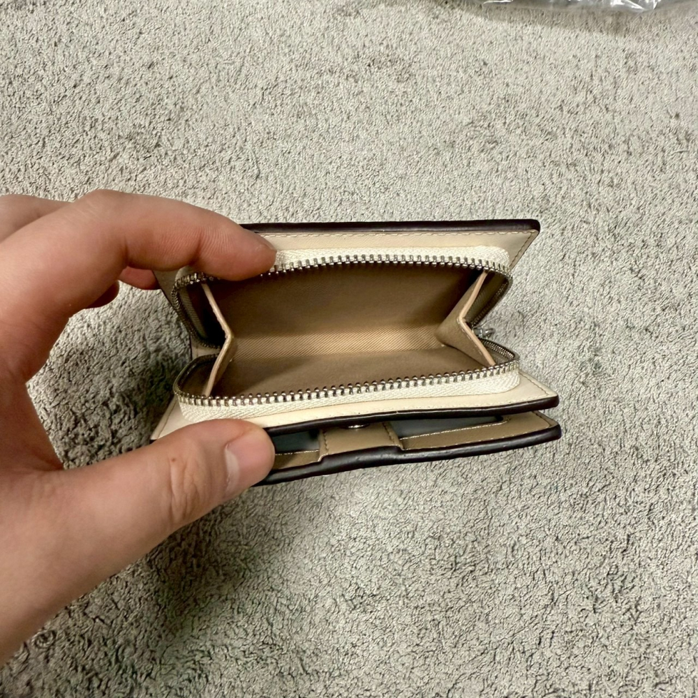 【蔻馳｜全新】現貨 COACH 錢包 短夾 金標 C字拉鍊 冰川白色 老花 零錢短夾｜Little Bee 小蜜蜂精品-細節圖2