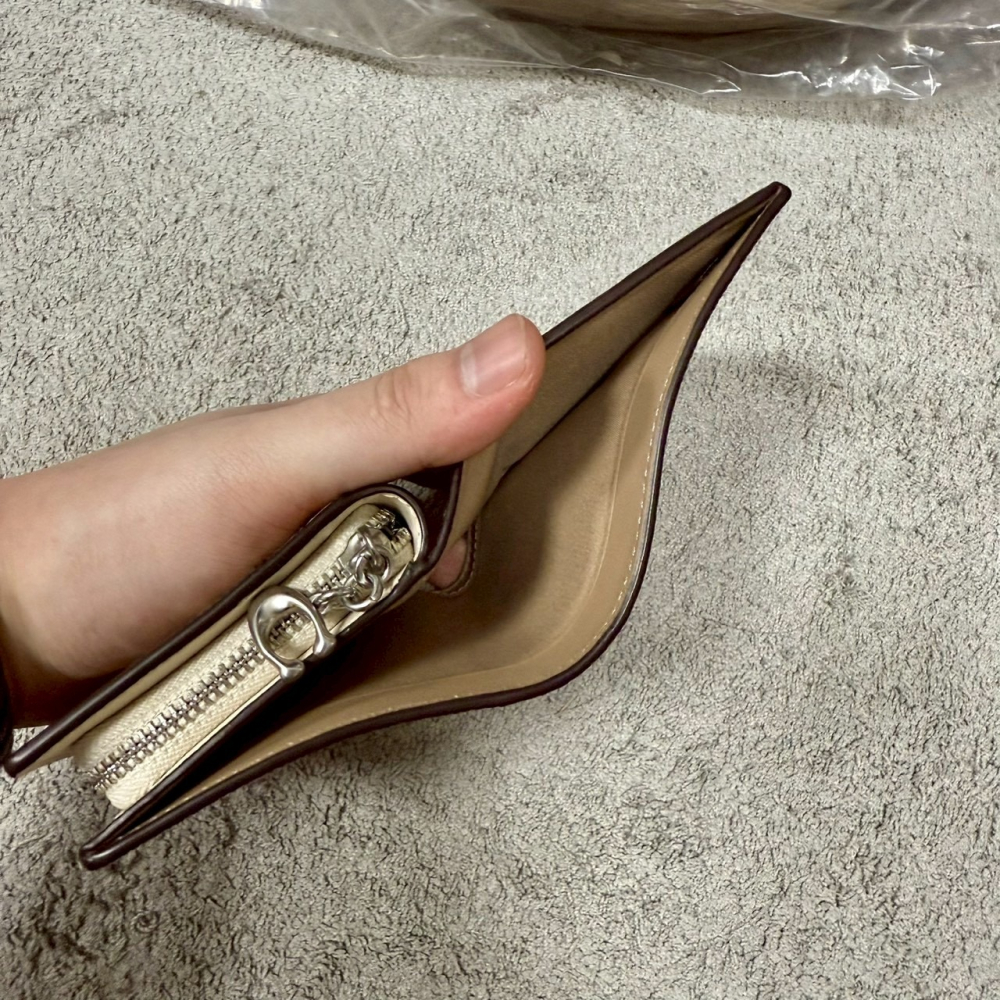 【蔻馳｜全新】現貨 COACH 錢包 短夾 金標 C字拉鍊 冰川白色 老花 零錢短夾｜Little Bee 小蜜蜂精品-細節圖4