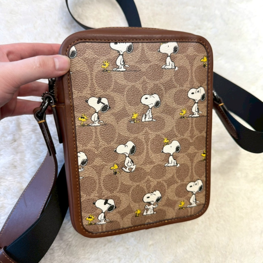 【蔻馳｜全新】現貨 COACH 包包 飛行包 史努比 聯名款 滿版 斜背包｜Little Bee 小蜜蜂精品-細節圖3
