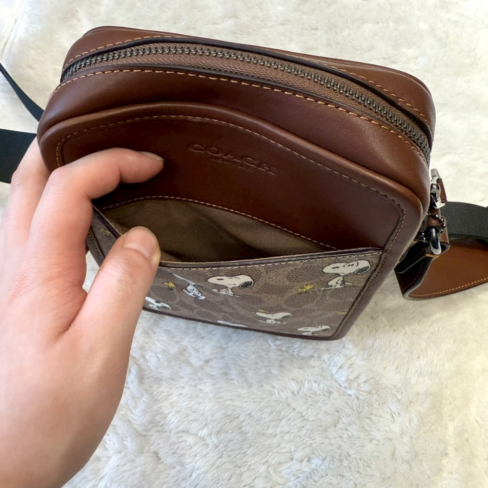 【蔻馳｜全新】現貨 COACH 包包 飛行包 史努比 聯名款 滿版 斜背包｜Little Bee 小蜜蜂精品-細節圖4