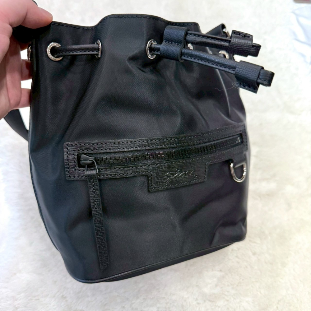 【LONGCHAMP｜全新】現貨 包包 水桶包 尼龍 小標 黑色 斜背包｜Little Bee 小蜜蜂精品-細節圖2