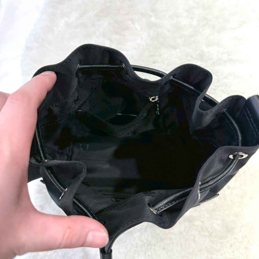 【LONGCHAMP｜全新】現貨 包包 水桶包 尼龍 小標 黑色 斜背包｜Little Bee 小蜜蜂精品-細節圖3