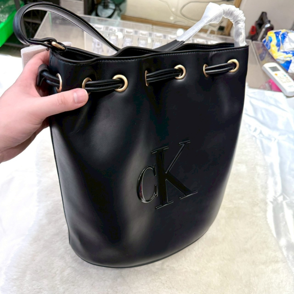 【CK｜全新】現貨 CALVIN KLEIN 包包 水桶包 膠印 大LOGO 肩背包｜Little Bee 小蜜蜂精品-細節圖2