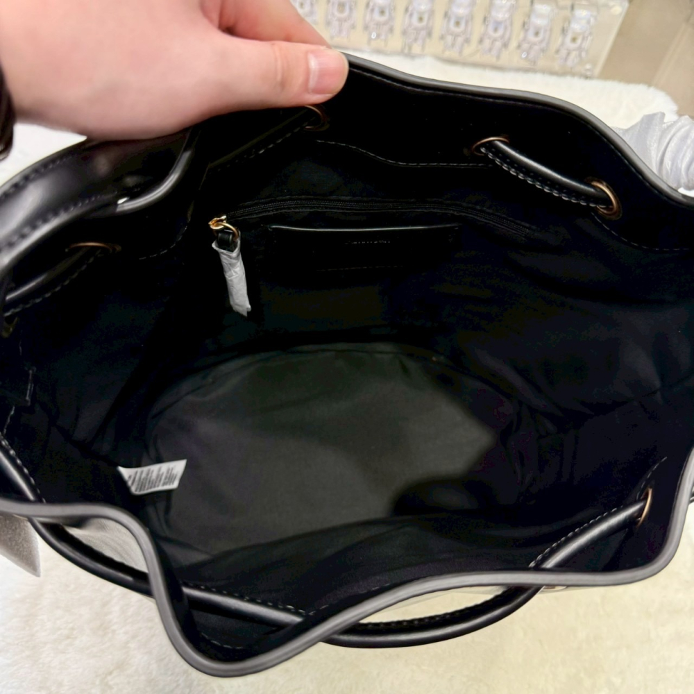 【CK｜全新】現貨 CALVIN KLEIN 包包 水桶包 膠印 大LOGO 肩背包｜Little Bee 小蜜蜂精品-細節圖3