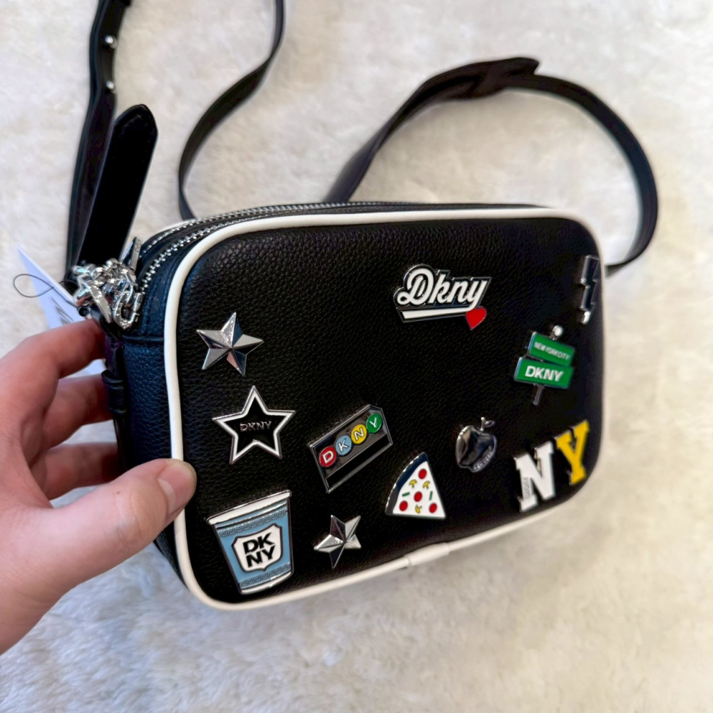 【DKNY|全新】現貨 包包 相機包 滿版 鐵標 雙拉鍊 荔枝紋 斜背包|Little Bee 小蜜蜂精品 - Little bee小蜜蜂精品 ...