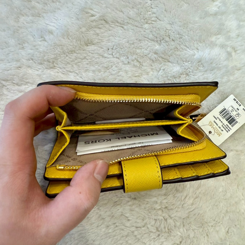 【MK｜全新】現貨 MICHAEL KORS 錢包 中夾 金標 黃色 防刮紋 零錢中夾｜Little Bee 小蜜蜂精品-細節圖2