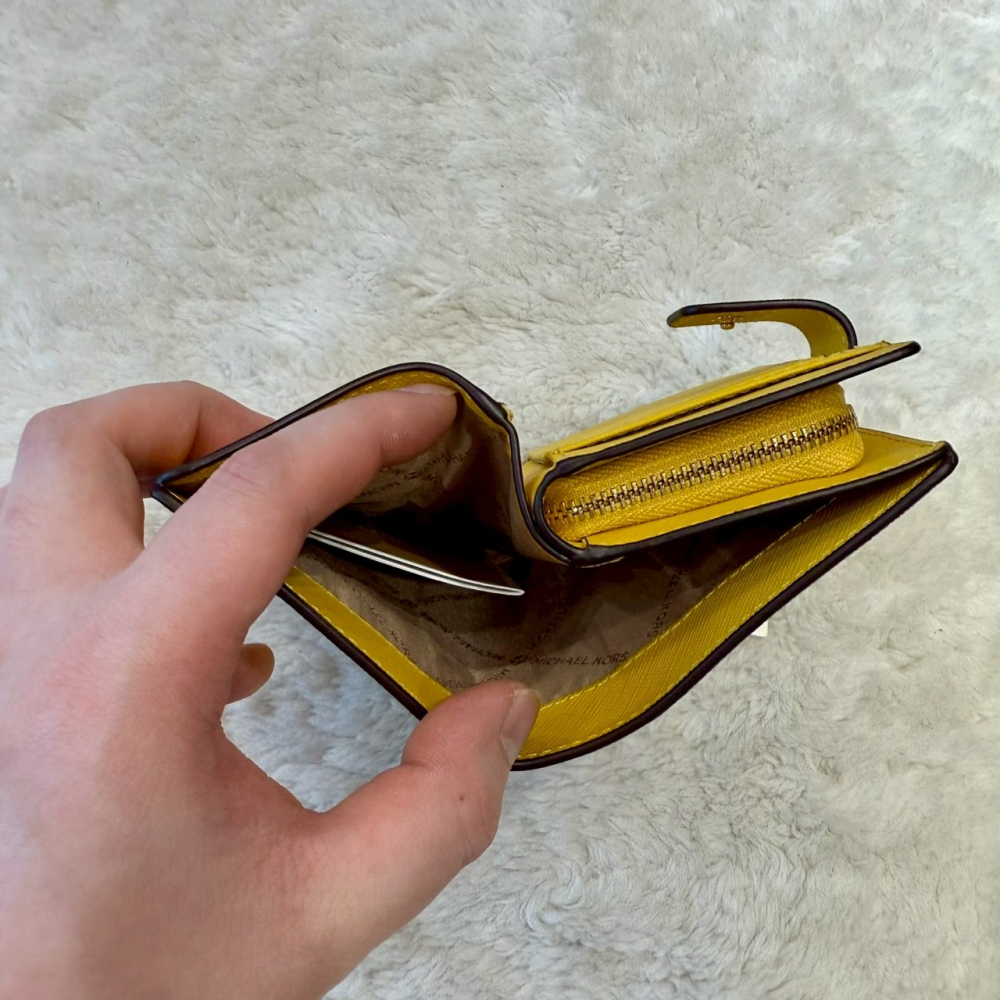 【MK｜全新】現貨 MICHAEL KORS 錢包 中夾 金標 黃色 防刮紋 零錢中夾｜Little Bee 小蜜蜂精品-細節圖4