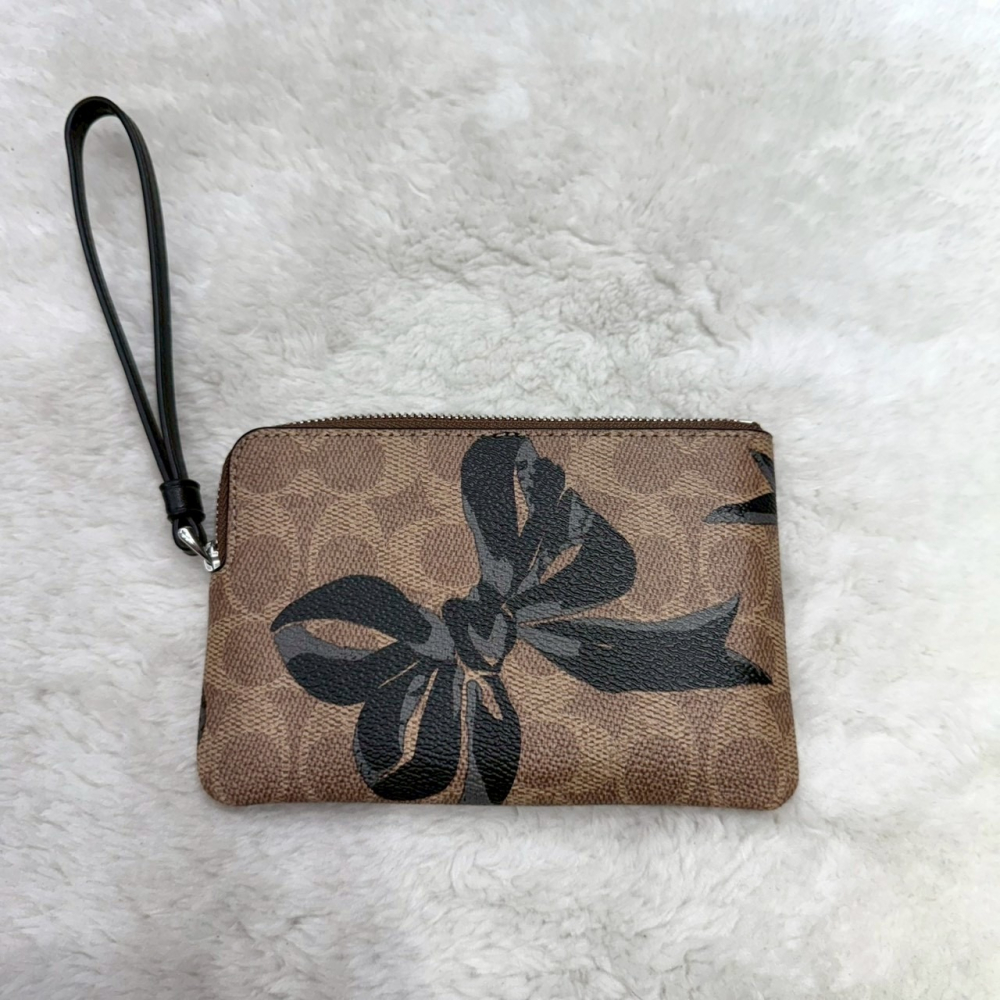 【蔻馳｜全新】現貨 COACH 錢包 手拿包 小號 銀標 滿版 蝴蝶結 零錢包｜Little Bee 小蜜蜂精品-細節圖2