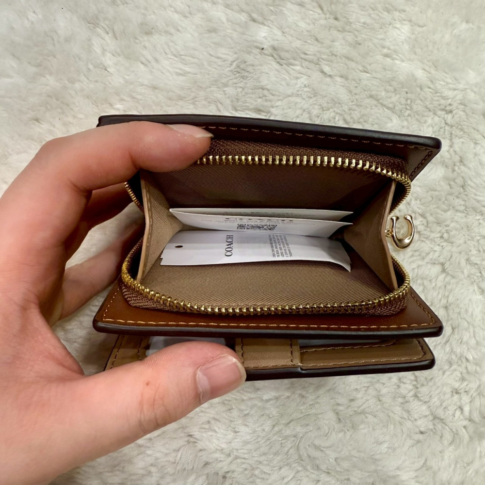 【蔻馳｜全新】現貨 COACH 錢包 短夾 金標 C字拉鍊 咖色 老花 滿版 零錢短夾｜Little Bee 小蜜蜂精品-細節圖2