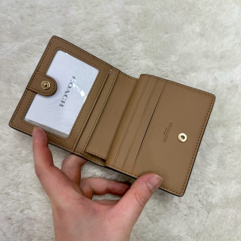 【蔻馳｜全新】現貨 COACH 錢包 短夾 金標 C字拉鍊 咖色 老花 滿版 零錢短夾｜Little Bee 小蜜蜂精品-細節圖3