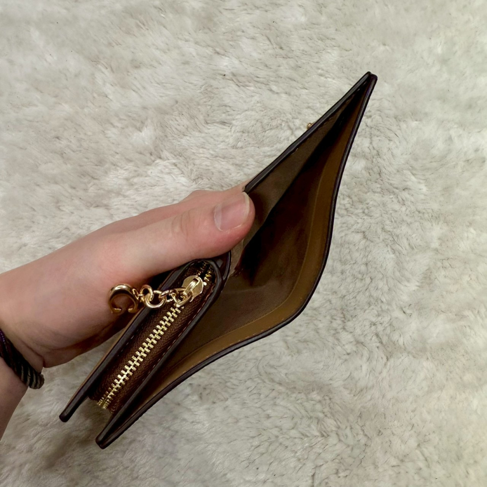 【蔻馳｜全新】現貨 COACH 錢包 短夾 金標 C字拉鍊 咖色 老花 滿版 零錢短夾｜Little Bee 小蜜蜂精品-細節圖4