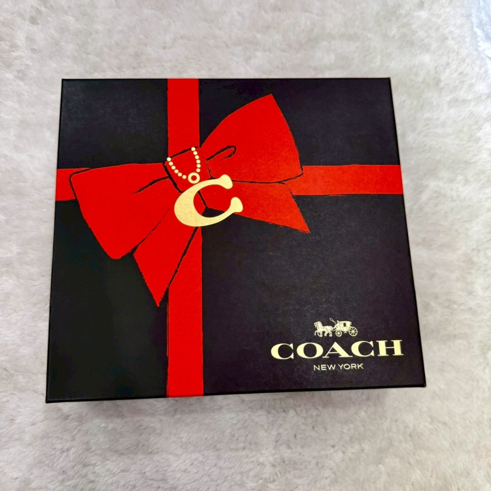 【蔻馳｜全新】現貨 COACH 圍巾 毛帽 二合一 滿C 針織 禮盒組 送禮推薦｜Little Bee 小蜜蜂精品-細節圖3