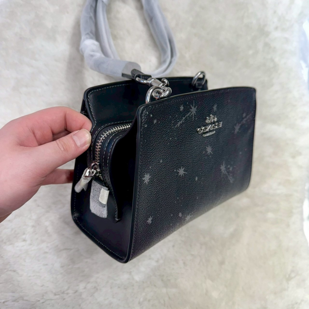 【蔻馳｜全新】現貨 COACH 包包 梯形包 銀標 流星 滿版 兩用包 斜背包｜Little Bee 小蜜蜂精品-細節圖2