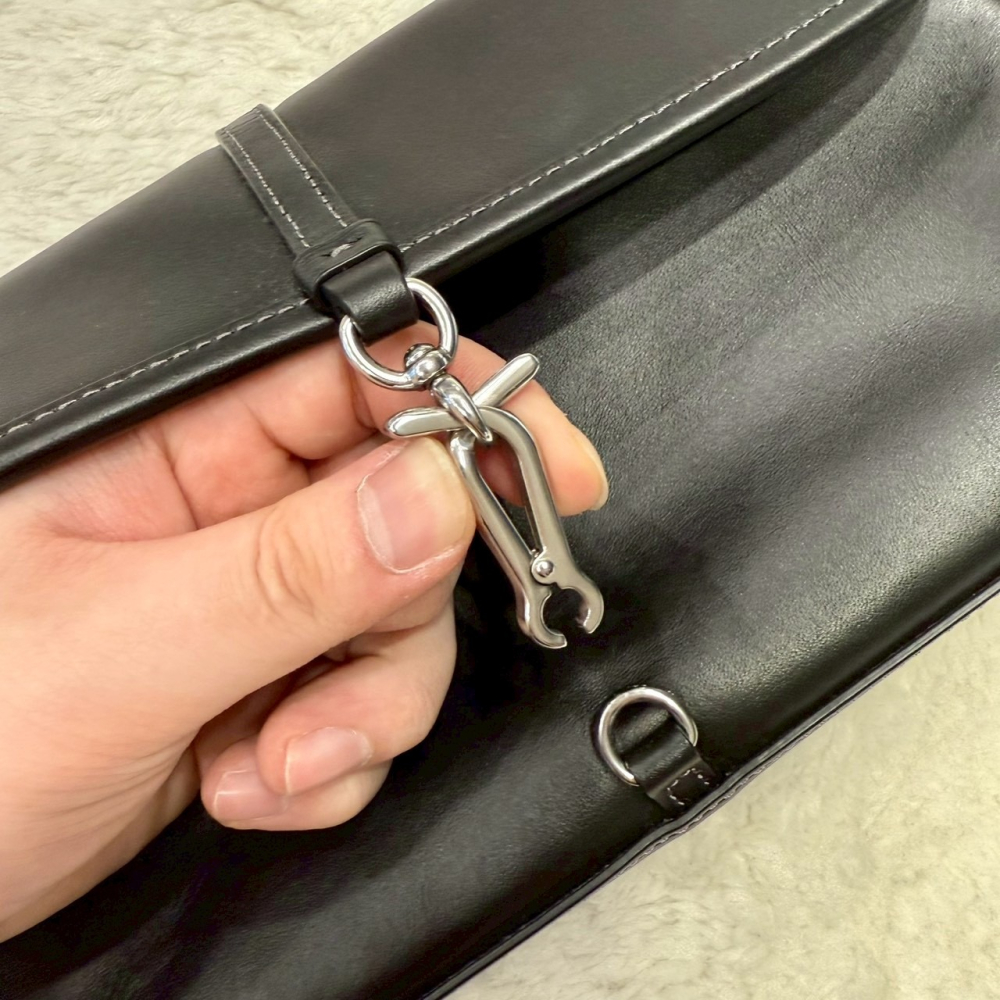 【蔻馳｜全新】現貨 COACH 包包 腋下包 銀標 滑皮 扣式 掀蓋 晚宴包｜Little Bee 小蜜蜂精品-細節圖3