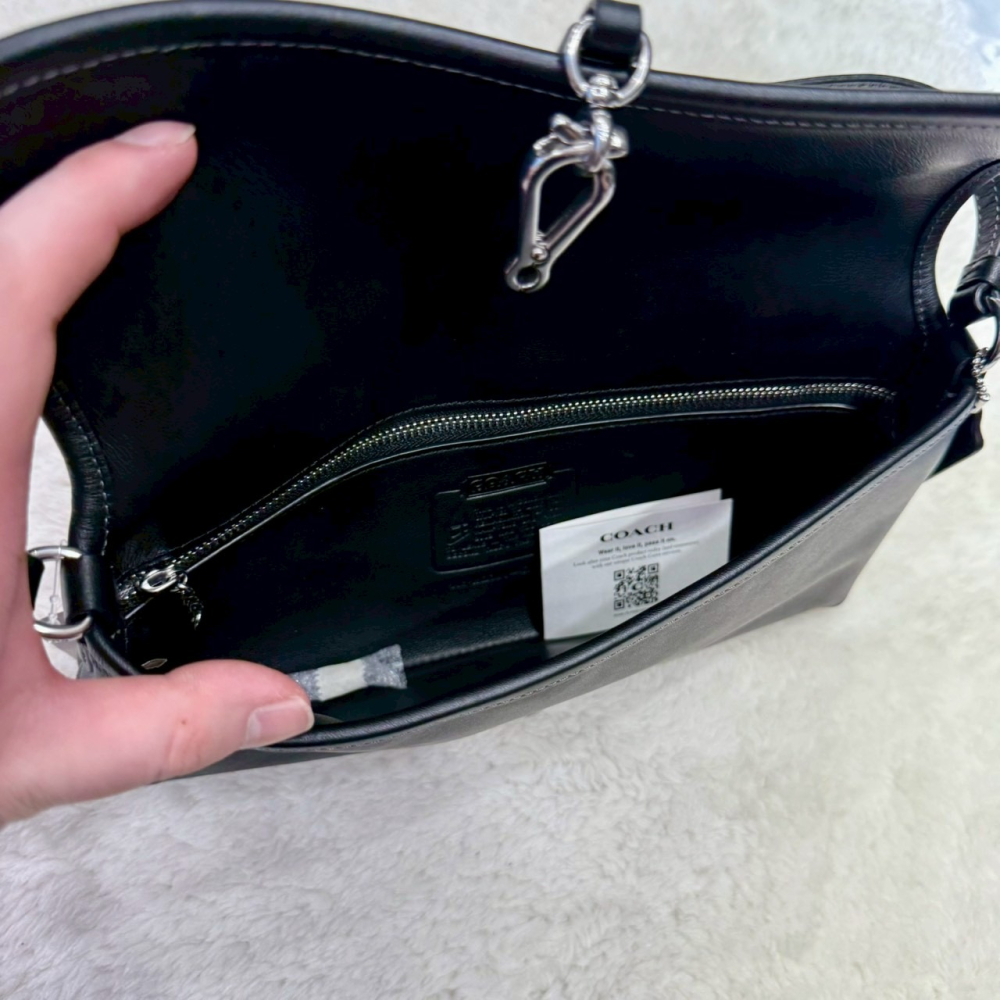 【蔻馳｜全新】現貨 COACH 包包 腋下包 銀標 滑皮 扣式 掀蓋 晚宴包｜Little Bee 小蜜蜂精品-細節圖4
