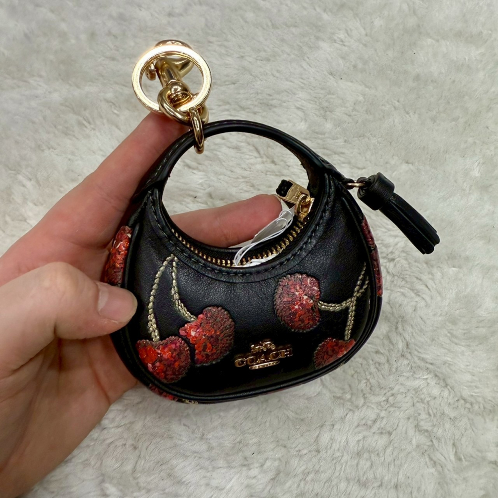 【蔻馳｜全新】現貨 COACH 包包吊飾 彎月包造型 金標 鑰匙圈 滿版 櫻桃 零錢包｜Little Bee 小蜜蜂精品-細節圖2