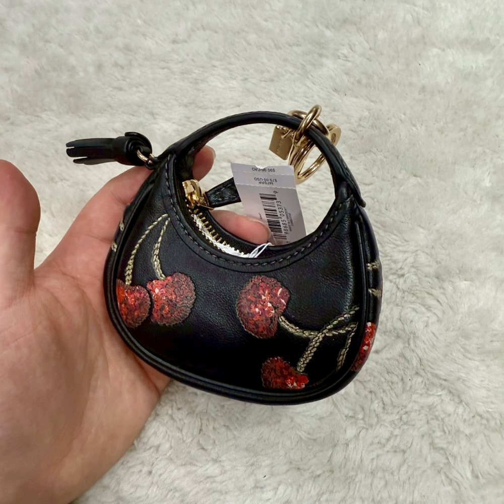 【蔻馳｜全新】現貨 COACH 包包吊飾 彎月包造型 金標 鑰匙圈 滿版 櫻桃 零錢包｜Little Bee 小蜜蜂精品-細節圖3