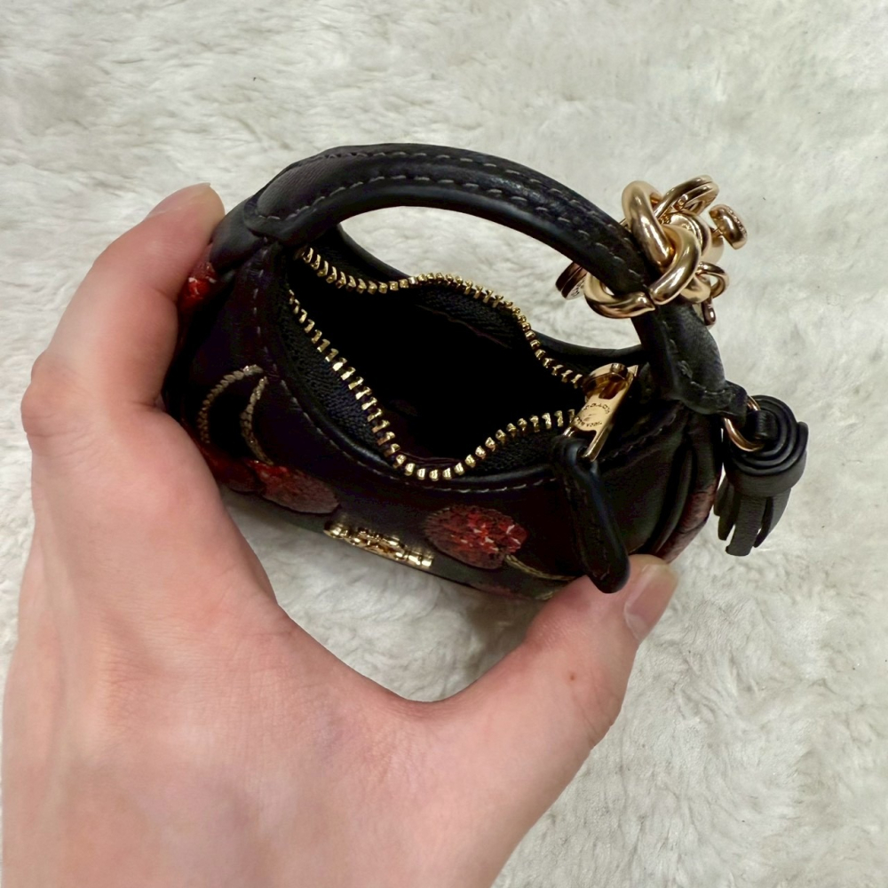 【蔻馳｜全新】現貨 COACH 包包吊飾 彎月包造型 金標 鑰匙圈 滿版 櫻桃 零錢包｜Little Bee 小蜜蜂精品-細節圖4