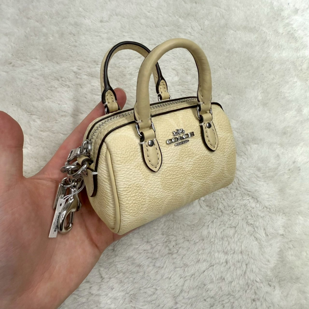 【蔻馳｜全新】現貨 COACH 包包吊飾 波士頓包造型 鑰匙圈 滿版 櫻桃 零錢包｜Little Bee 小蜜蜂精品-細節圖2