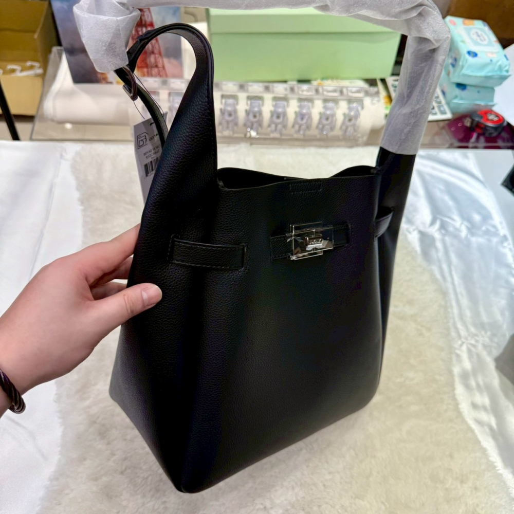 【DKNY｜全新】現貨 包包 流浪包 銀標 荔枝紋 可調背帶 腋下包｜Little Bee 小蜜蜂精品-細節圖2