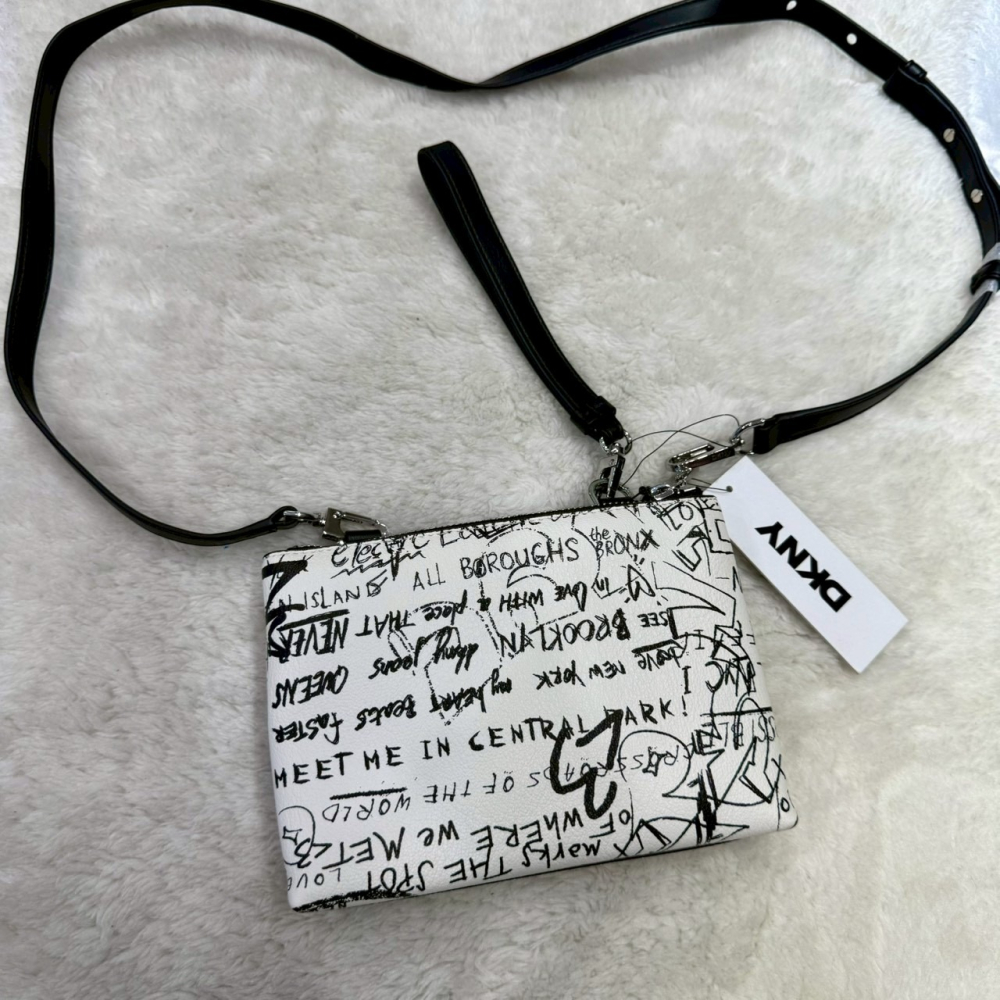 【DKNY｜全新】現貨 包包 斜背包 雙拉鍊 滿版 塗鴉 手拿包 兩用包｜Little Bee 小蜜蜂精品-細節圖2