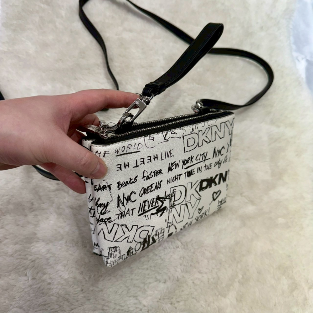 【DKNY｜全新】現貨 包包 斜背包 雙拉鍊 滿版 塗鴉 手拿包 兩用包｜Little Bee 小蜜蜂精品-細節圖3