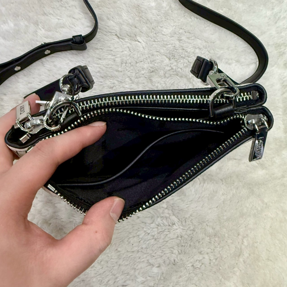 【DKNY｜全新】現貨 包包 斜背包 雙拉鍊 滿版 塗鴉 手拿包 兩用包｜Little Bee 小蜜蜂精品-細節圖4